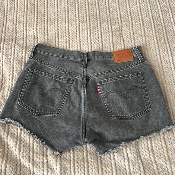 Levi’s High Rise Shorts - Picture 4 of 7